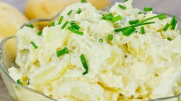 Das Bild zeigt Kartoffelsalat in einer Schale.