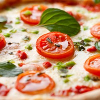Das Bild zeigt eine Pizza.