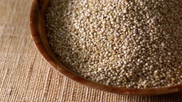 Das Bild zeigt eine Schale mit Quinoa.