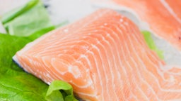 Das Bild zeigt rohen Lachs. 