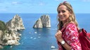 Tamina Kallert genießt den weltberühmten Ausblick: die Faraglioni Felsen vor der Küste von Capri