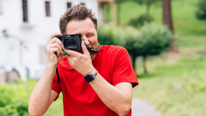 André Gatzke fotografiert mit einer Kamera