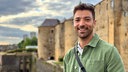 Reporter Ramon Babazadeh vor der Burg von Sedan