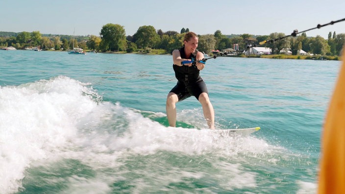 Judith Rakers auf einem Wakeboard auf dem Bodensee