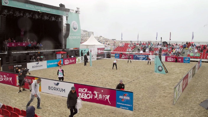 Volleyballturnier am Strand mit Tribünen