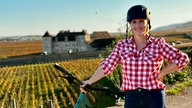 Judith Rakers geht auf eine kulinarische Entdeckungstour im Burgund, inmitten malerischer Landschaft mit charmanten Dörfern und mittelalterlichen Städten.
