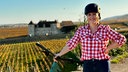 Judith Rakers geht auf eine kulinarische Entdeckungstour im Burgund, inmitten malerischer Landschaft mit charmanten Dörfern und mittelalterlichen Städten.