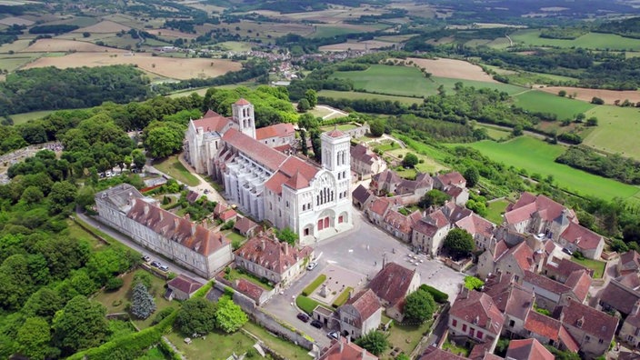Luftaufnahme der Basilika in Vézelay