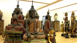 Ausstellungsraum mit überlebensgroßen Buddhafiguren