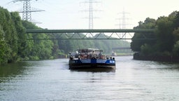 Die Weiße Flotte fährt  über den Rhein-Herne-Kanal