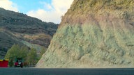 Die leuchtenden Gesteinsadern Los Azulejos entstanden vor Millionen Jahren durch das Aufeinandertreffen von Lava und Wasser