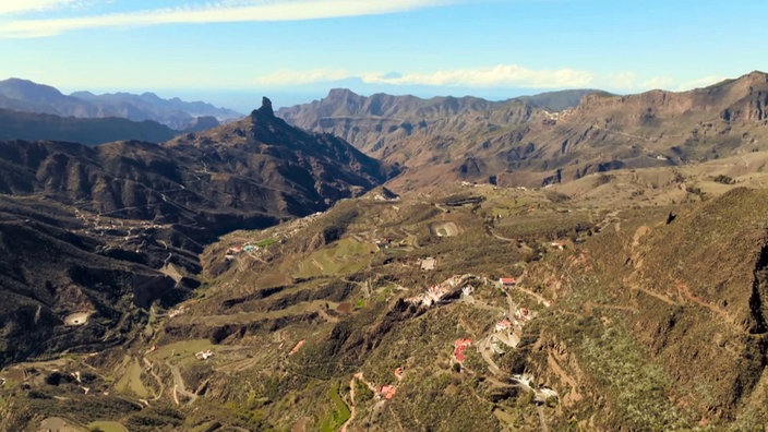 Luftaufnahme vom gebirgigen Inselinneren mit Wanderwegen