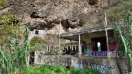 Noch heute sind Ruinen der Hotelanlage in der Azuaje-Schlucht erhalten.