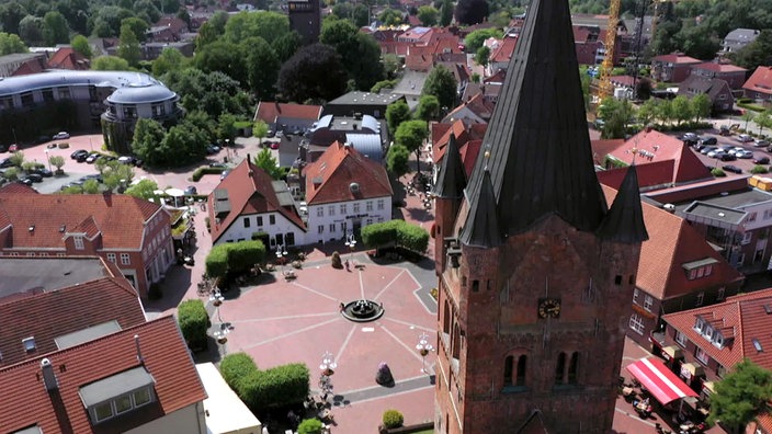 Blick von oben auf die Kirche St. Petri und den Marktplatz