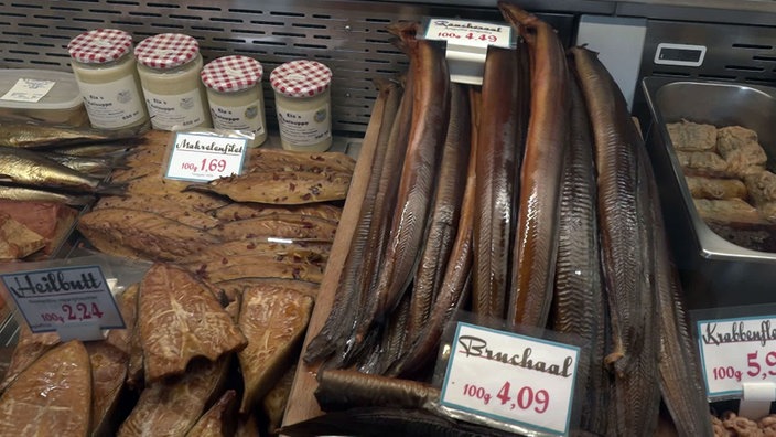 Ware einer traditionellen Aal- und Fischräucherei