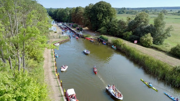 Reger Bootsverkehr an einer Schleuse in einem Kanal