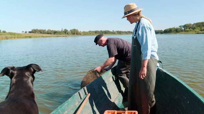 Judith Rakers und Fischer Torsten Schliemann an Bord eines kleinen Holzbootes