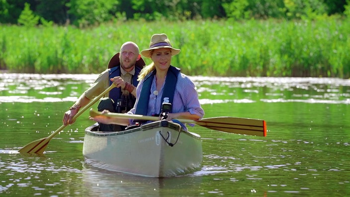 Judith Rakers und Chefranger Matthias Hellmund paddeln in einem Kanu