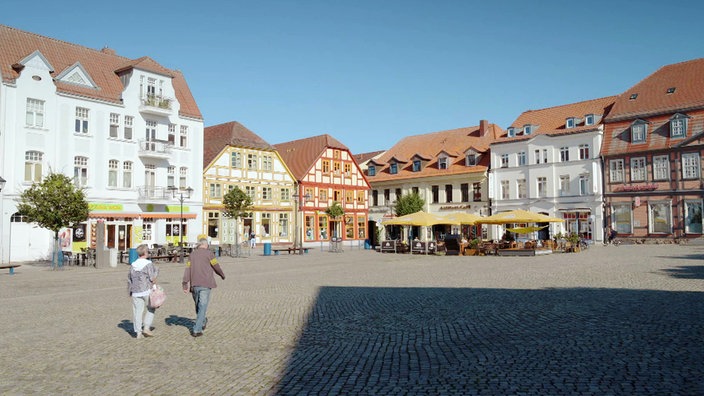 Platz in Waren mit historischen Häusern