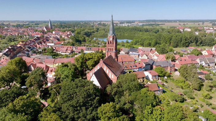 Blick auf den Ort Röbel mit zwei Kirchen und vielen Bäumen