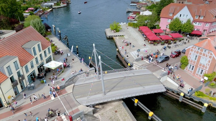 Blick von oben auf die sich gerade öffnende Drehbrücke