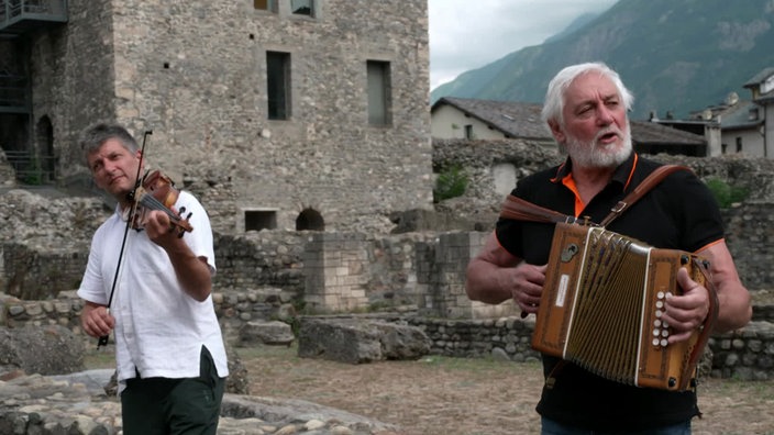 Musiker der Gruppe "Trouveur Valdotèn" vor historischem Gemäuer