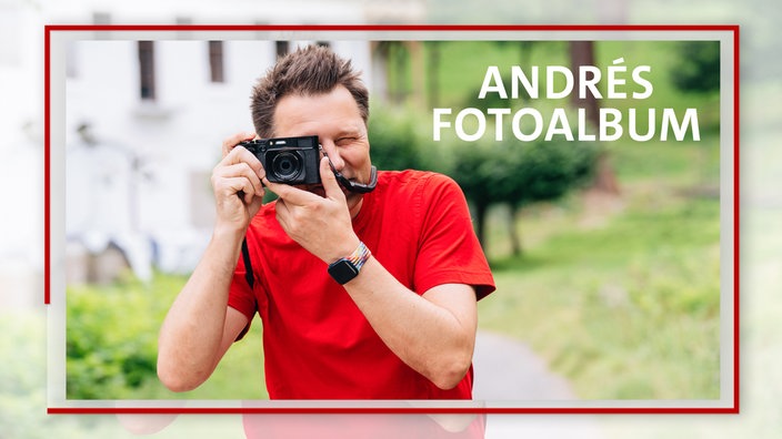  André Gatzke fotografiert mit einer Kamera vor dem Auge