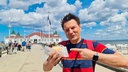 Moderator André Gatzke besucht die Ostseeinsel Usedom und isst ein Fischbrötchen auf der Seebrücke von Ahlbeck
