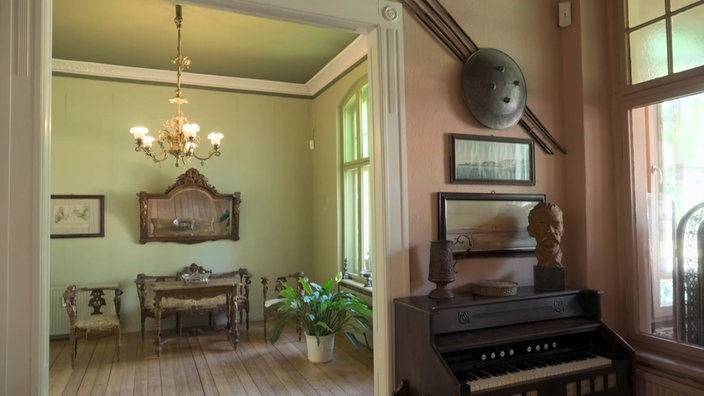 Blick in historisch eingerichtete Räume der Villa Irmgard