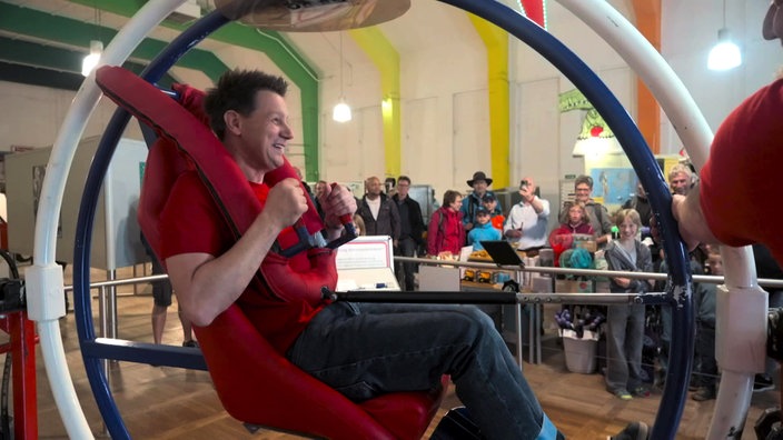 André Gatzke sitzt in einem Trainingsgerät für Astronauten