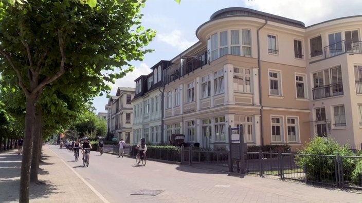 Häuserzeile mit mehrstöckigen Villen in der Bäderarchitektur