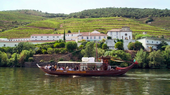 Ein traditionelles Rabelo-Boot auf dem Fluss Douro