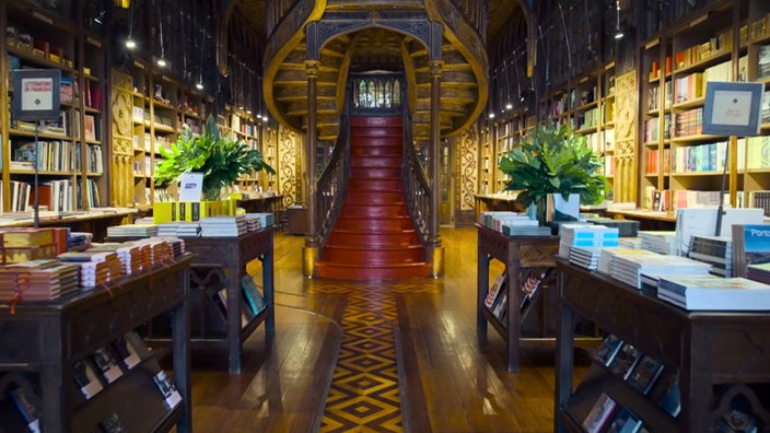 Die kunstvoll geschwungene Holztreppe in der Buchhandlung Livraria Lello