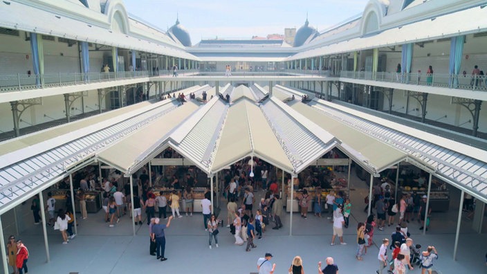 Blick von oben auf die Markthalle in Porto