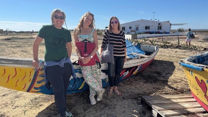 Tamina Kallert (m) mit der Reiseführerin Diana Nunes (l) und Silvia Padinha (r) auf der Insel Culatra