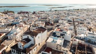 Die Stadt Olhão von oben mit vielen weißen Häusern und engen Gassen