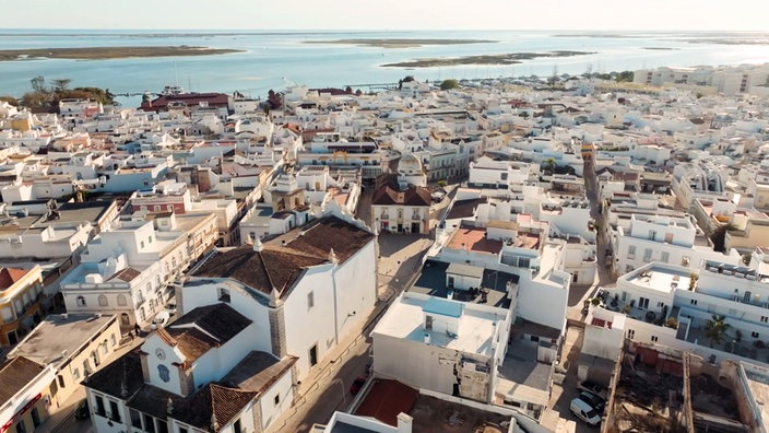 Die Stadt Olhão von oben mit vielen weißen Häusern und engen Gassen