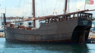 Nachbau eines historischen Segelschiffes im Hafen von Lagos
