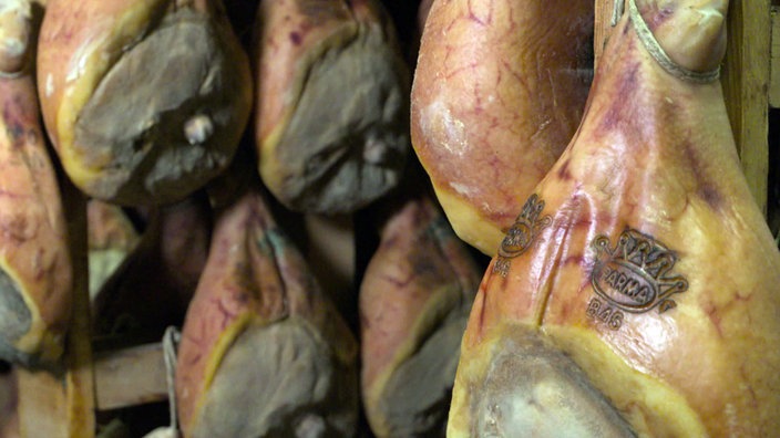Mehrere originale Parmaschinken mit Brandzeichen