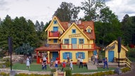 Aufführung vor der Kulisse der "Villa Kunterbunt" in Vimmerby