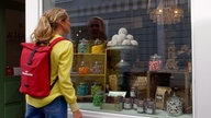 Tamina Kallert schaut sich die Kokosballen in der Auslage einer Konditorei an.
