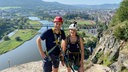 André Gatzke klettert mit Guide Yael van den Hoek (r) auf die 260 Meter hohe Schäferwand in Děčín.