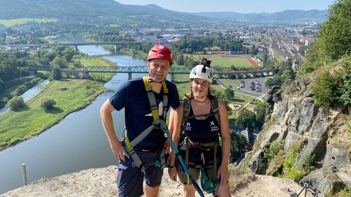 André Gatzke klettert mit Guide Yael van den Hoek (r) auf die 260 Meter hohe Schäferwand in Děčín.