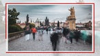 Menschen laufen auf der Karlsbrücke