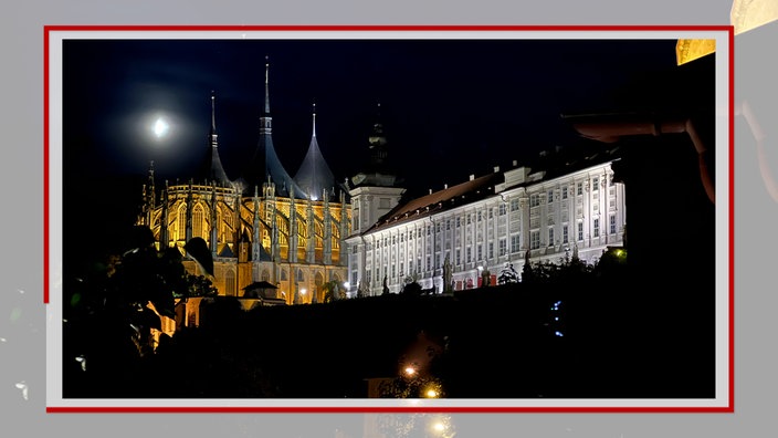 Der Dom und weitere Gebäude in Kutná Hora bei Nacht
