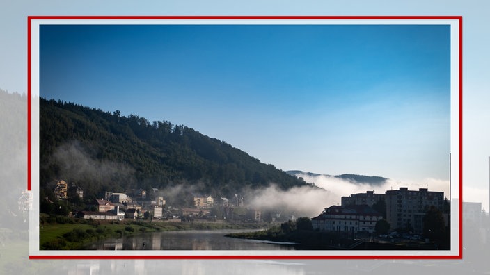 Nebel über dem Fluss Kamenice