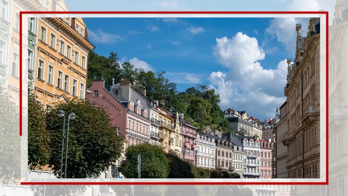 Häuserzeile im Jugendstil an einem Berghang
