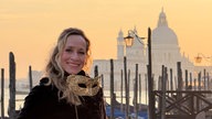 Tamina Kallert in Venedig am Canale Grande, im Hintergrund ist die Kirche Santa Maria della Salute