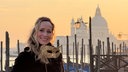 Tamina Kallert in Venedig am Canale Grande, im Hintergrund ist die Kirche Santa Maria della Salute