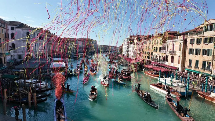 Blick auf den Canal Grande mit vielen Booten und Gondeln